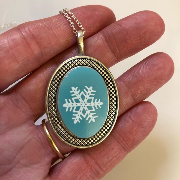 Vintage upcycled Pyrex Turquoise Snowflake handmade necklace pendant charm - Picture 3 of 6